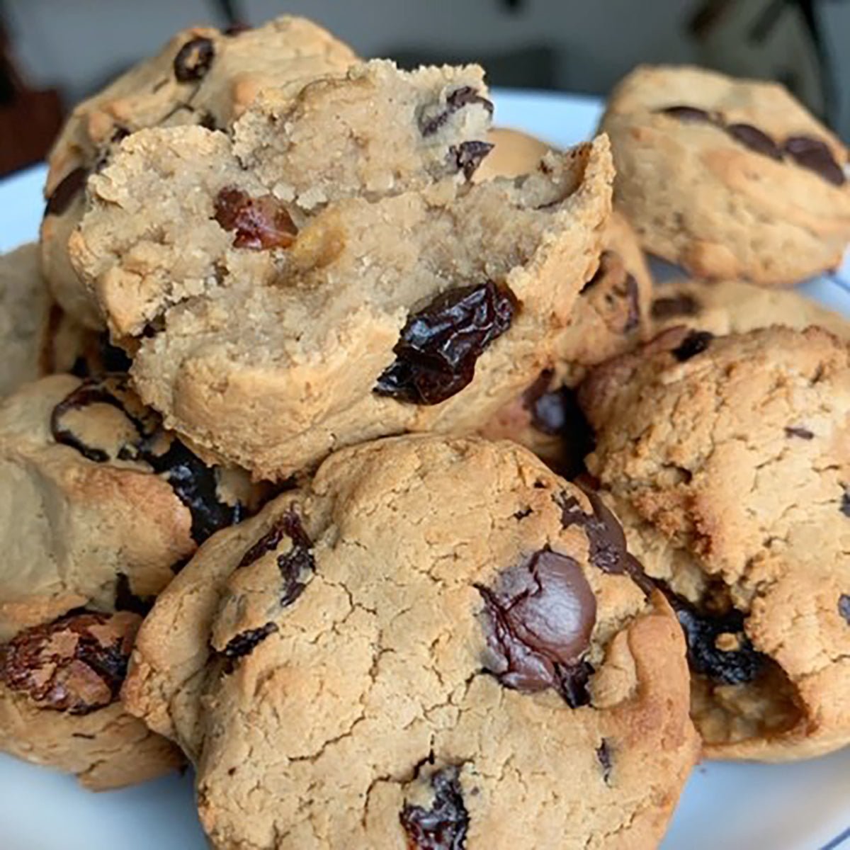 CHOCOLATE CHIP PROTEIN COOKIES