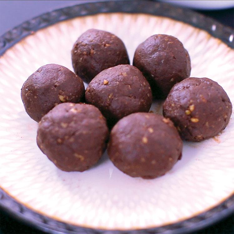 NO BAKE FUDGE PROTEIN BALLS